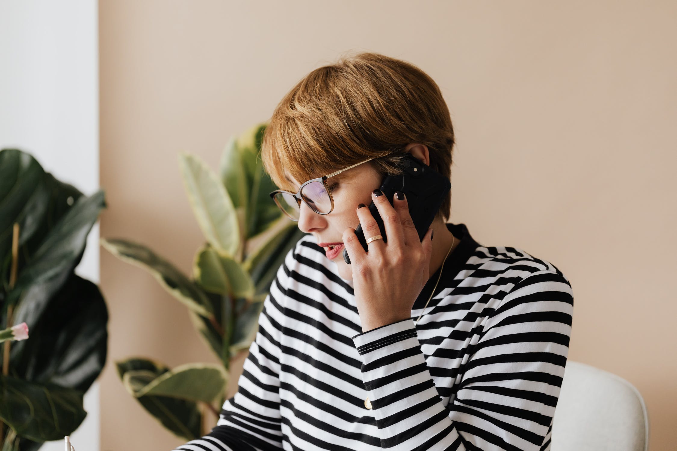 woman contact on the phone